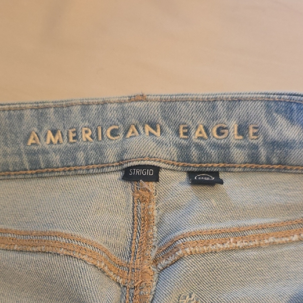 American Eagle Light Wash Wide Straight Leg Strigid Jeans Size 2 28" Inseam - Picture 2 of 10
